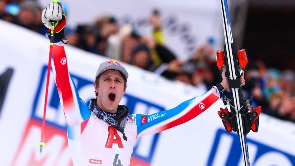 Kitzbühel. Clément Noël vainqueur d'un slalom complètement fou, Loïc Meillard se rate