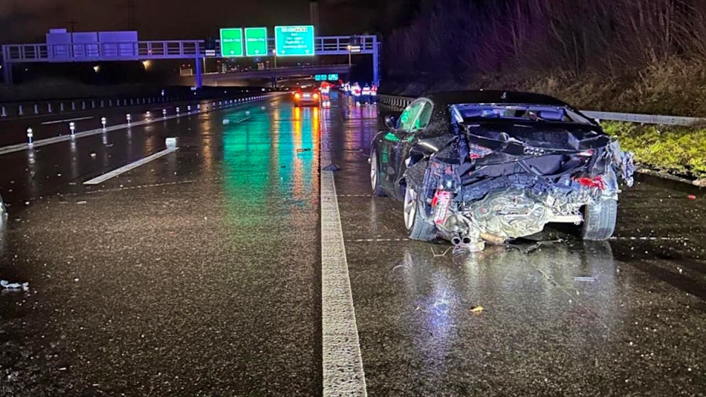 L'autoroute a dû être fermée plusieurs heures après une collision impliquant trois voitures.