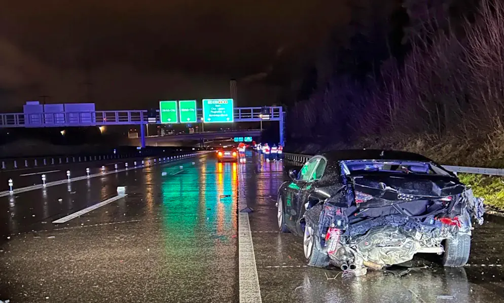 Mehrere Personen werden bei dem Unfall verletzt.