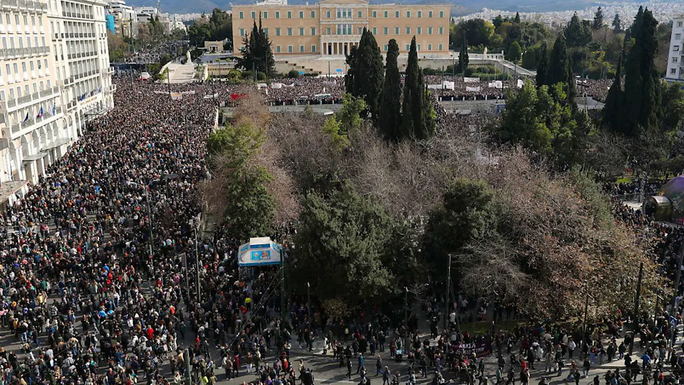 Secondo la polizia almeno 30'000 persone si sono riversate in Piazza Syntagma, sede del parlamento ellenico nel centro di Atene.