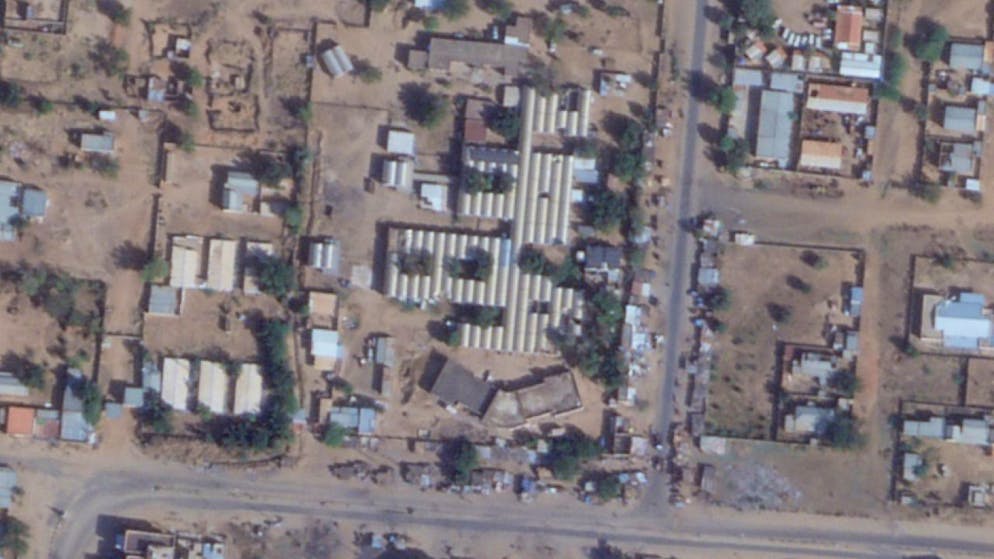 HANDOUT - Dieses Satellitenfoto zeigt das Saudi Teaching Maternal Hospital (m) in El Fascher, Sudan. Foto: Planet Labs PBC/Planet Labs PBC/AP/dpa - ACHTUNG: Nur zur redaktionellen Verwendung im Zusammenhang mit einer Berichterstattung und nur mit vollständiger Nennung des vorstehenden Credits