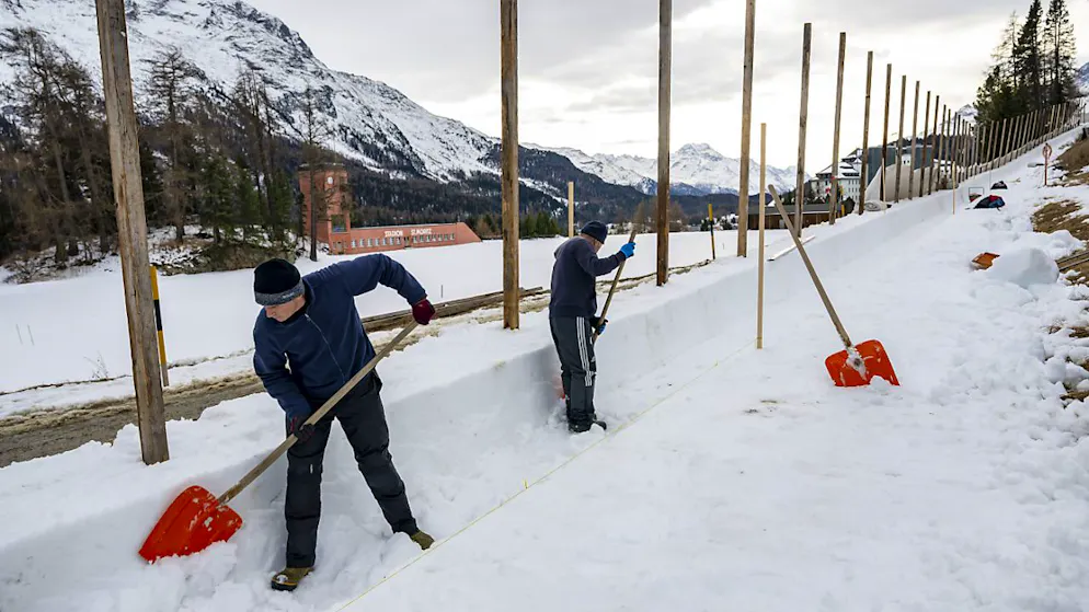 Vergebliche Mühe: Die Naturs-Eisbahn von St. Moritz nach Celerina liess am Sonntag keine Rennen zu.