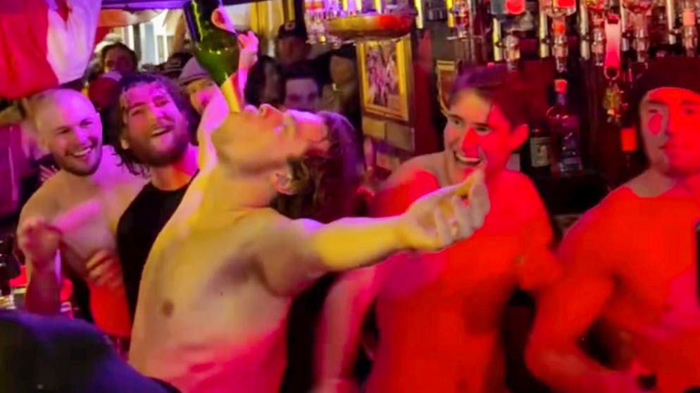 Schweizer rasiert sich Glatze. So wild feiern die Ski-Stars nach der Kitzbühel-Abfahrt