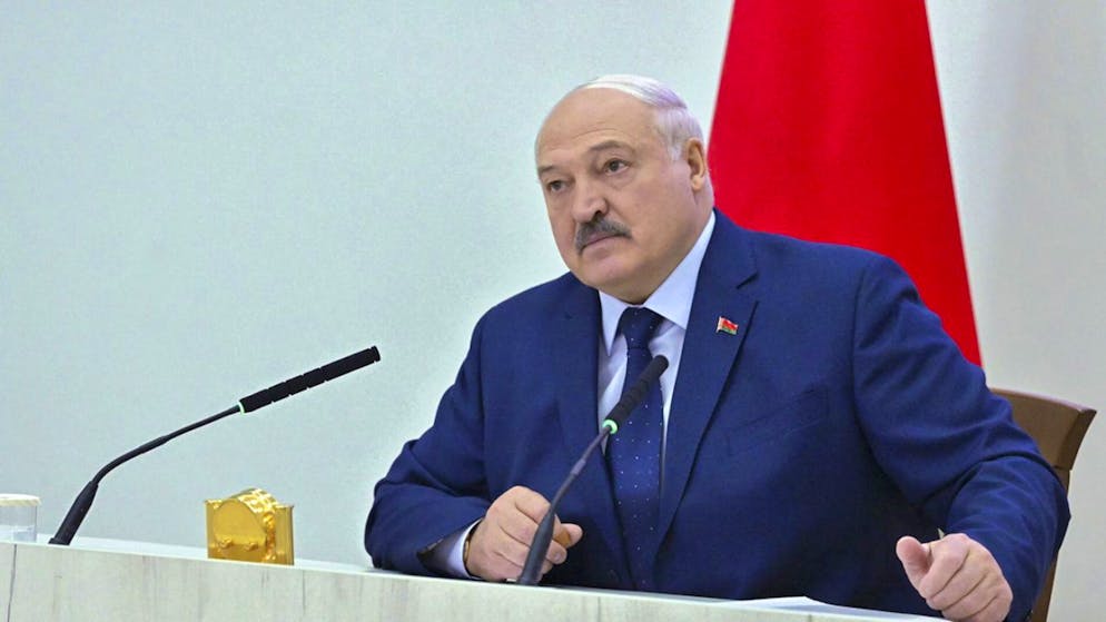 Alexander Lukashenko ripreso oggi mentre attende i risultati del voto.
