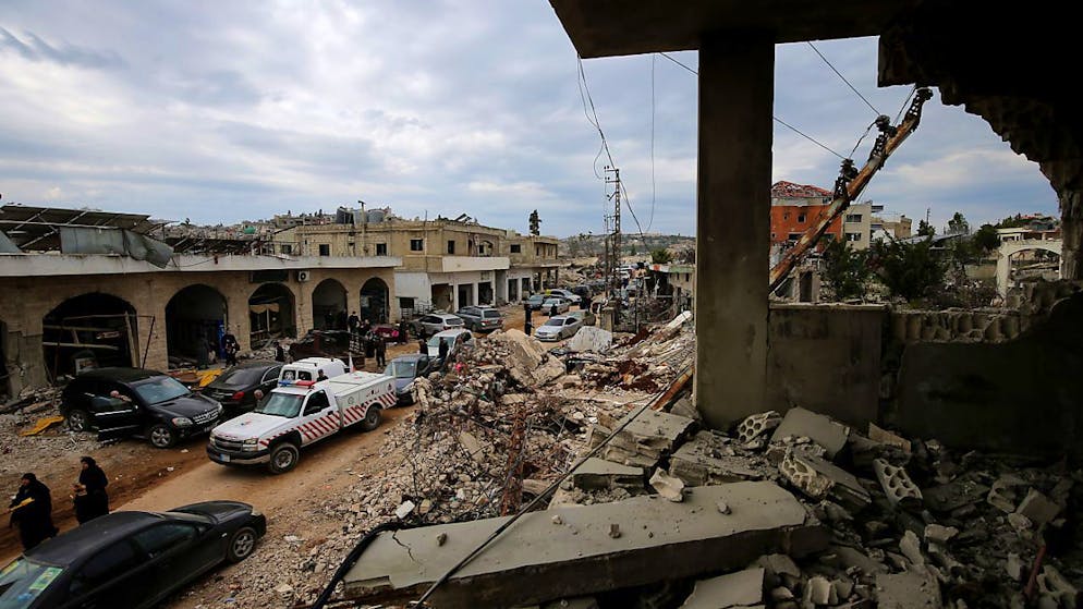 Autos von libanesischen Dorfbewohnern verstopfen eine zerstörte Straße im südlibanesischen Grenzdorf Ayta ash-Shaab. Foto: Marwan Naamani/dpa