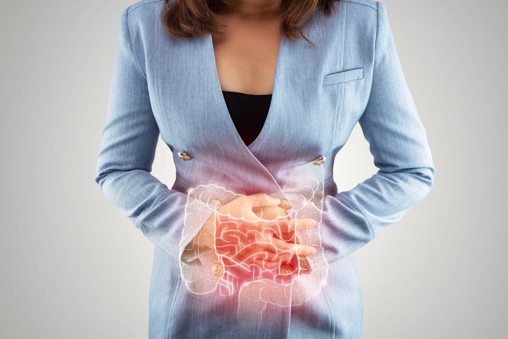 Le TMF permet de restaurer le microbiote intestinal des malades en transférant une partie de la flore intestinale provenant des selles d’un donneur ou d’une donneuse saine, après sa transformation en médicament.