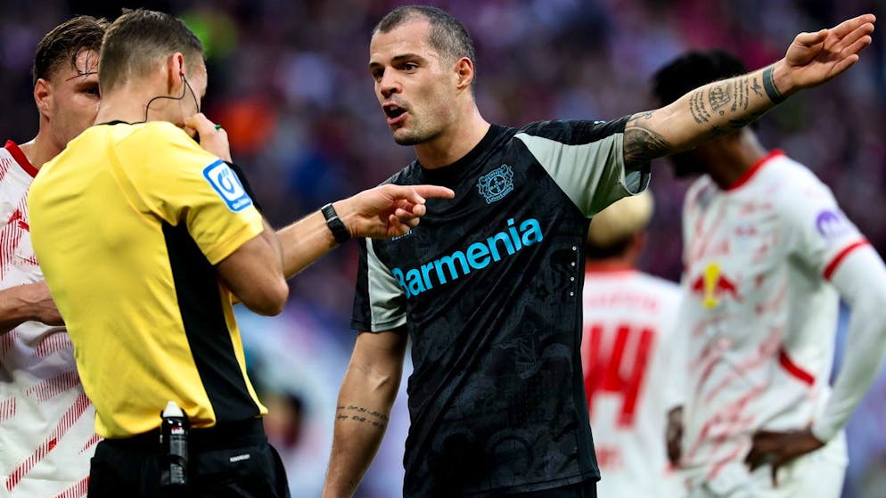 Granit Xhaka (R) aura peut-être moins de raisons de contester les décisions arbitrales.