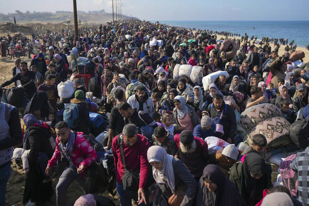 Sin dalle prime ore del mattino, un fiume di sfollati si è riversato verso la parte settentrionale dell'enclave palestinese.