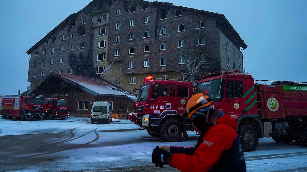 ARCHIV - Blick auf den Ort des Brandes. Foto: Francisco Seco/AP/dpa