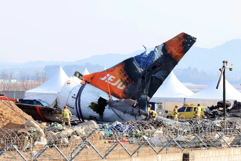 Das Flugzeug krachte in eine Stützmauer. 
