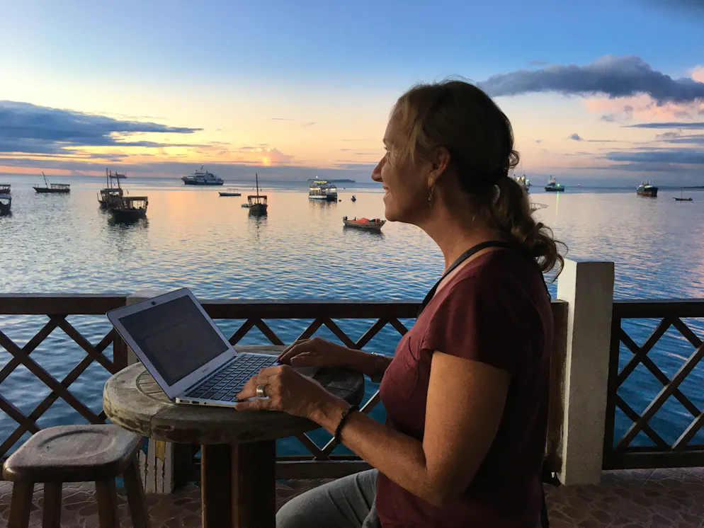 Schweizer Autorin schreibt im Paradies: Christine Brand lebt im Winter auf Sansibar. Christine Brand schreibt ihre Bücher von überall auf der Welt. Die Wintermonate verbringt sie auf Sansibar, wo sie mit traumhafter Aussicht aufs Meer tippt.