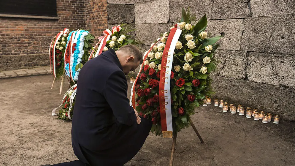 Duda mentre omaggia le vittime della Shoah oggi ad Auschwitz.