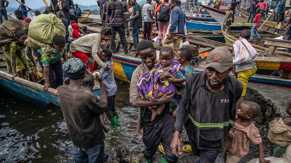 dpatopbilder - ARCHIV - Menschen, die im Kongo vor dem Vormarsch der M-23-Rebellen fliehen. Foto: Moses Sawasawa/AP/dpa