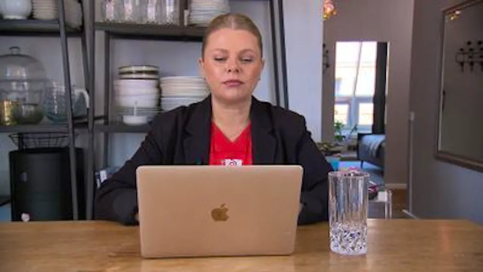 «Über Geld spricht man doch!». Ex-Schauspielerin Anne-Sophie Briest wurde von der Sozialhilfeempfängerin zur Millionärin. Die Spitzenverdienerin verfügt über ein Monatsbudget von über 14'000 Euro.