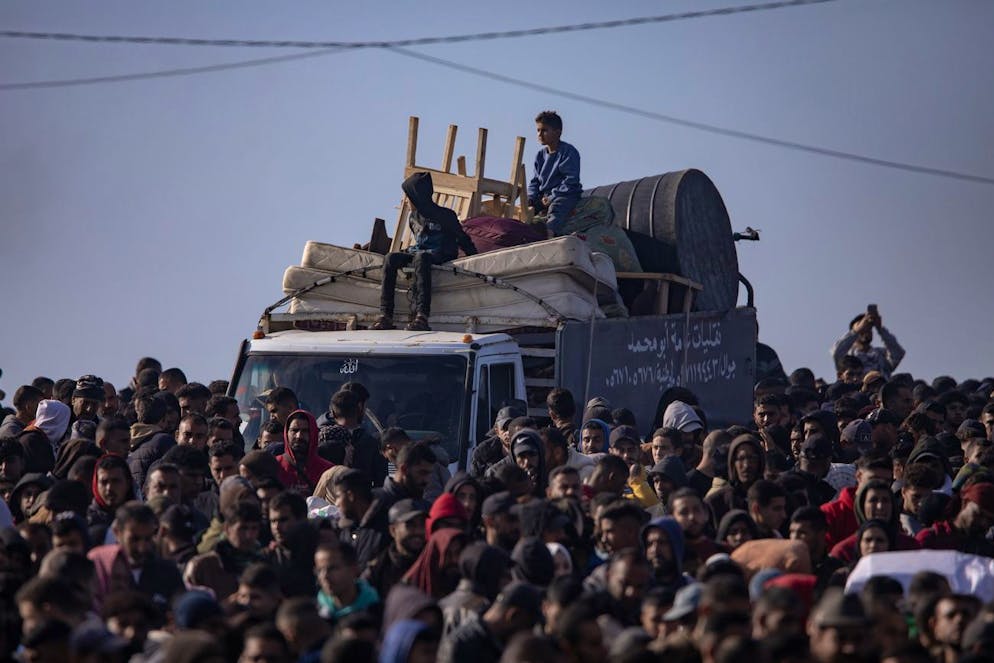 Des milliers de Palestiniens, certains poussant des chariots chargés de bagages, se dirigeaient vers le point de contrôle de Netzarim le long de la route Al Rachid qui longe la côte gazaouie, selon des images tournées par l'AFP lundi matin.