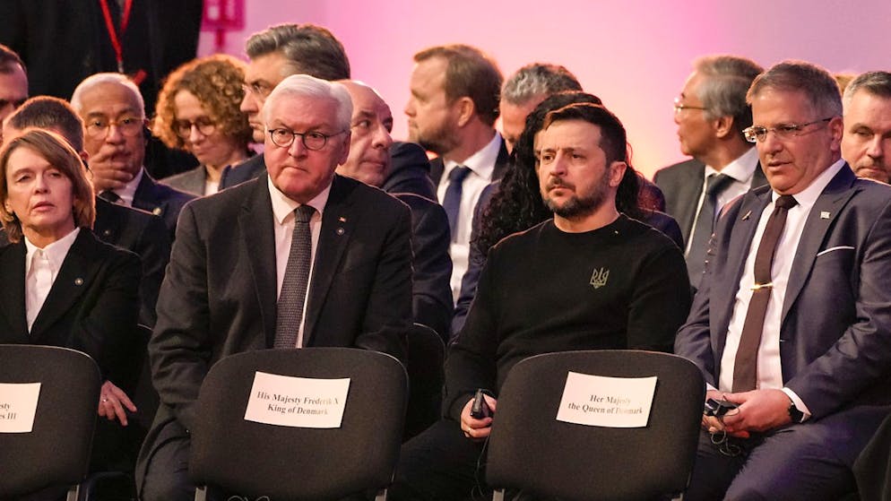 Il presidente ucraino Volodymyr Zelenskyy (al centro sulla destra) accanto al presidente tedesco Frank-Walter Steinmeier (al centro sulla sinistra) all'ex campo di concentramento e sterminio nazista di Auschwitz-Birkenau, durante la cerimonia per l'80esimo anniversario della sua liberazione