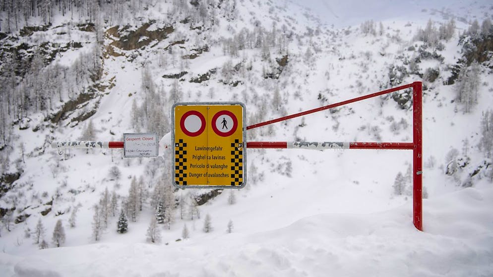 La Confédération met en garde contre un fort danger d'avalanche dans certaines parties de la Suisse. (image symbolique)