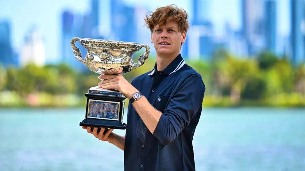 Jannik Sinner si fa fotografare dai fotografi dopo aver vinto gli Australian Open.