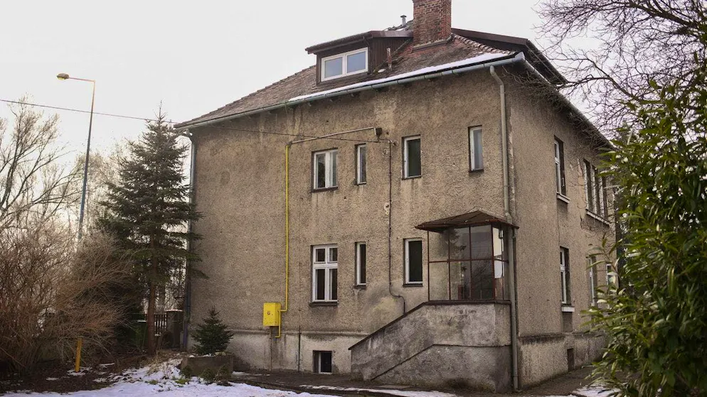 Rudolf Höss' official villa: the Auschwitz extermination camp began directly behind the garden wall, the barracks of which are also visible from the rooms. (Picture from January 21, 2025)
