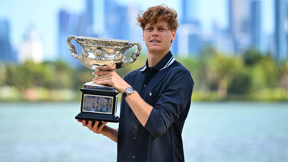 Jannik Sinner lässt sich nach dem Gewinn der Australian Open von den Fotografen ablichten.