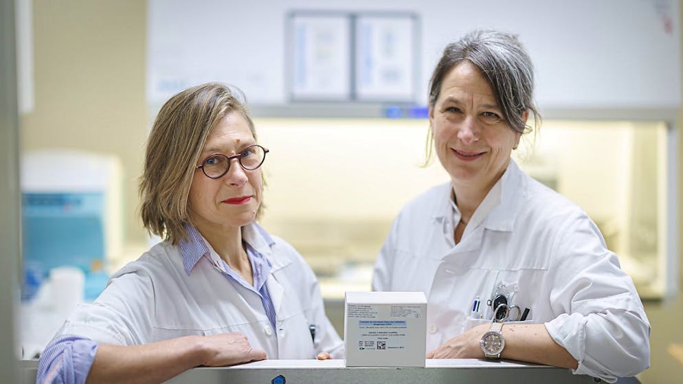 Katerina Tatiana Galperine, responsable du projet TMF au Service des maladies infectieuses du CHUV (à gauche), et Susanna Gerber, responsable assurance-qualité au Service de pharmacie du CHUV lors de la présentation du médicament de transfert de microbiote fécal.