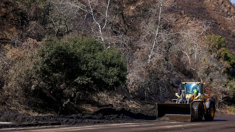 Il sud della California si è risvegliato in un deserto di cenere e fango, che espone le colline sulle quali è bruciata tutta la vegetazione a frane e smottamenti.