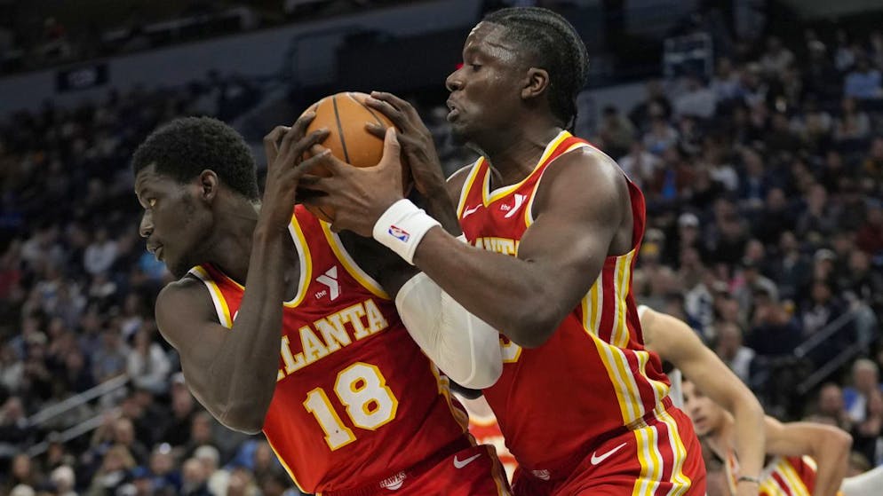 Auch Clint Capela (rechts) kann trotz einem Double-Double die neuerliche Niederlage nicht verhindern