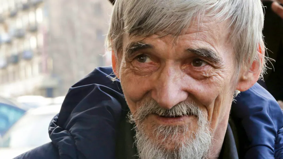 ARCHIV - Juri Dmitrijew, Menschenrechtler und Historiker aus Russland, spricht zu Journalisten vor einem Gericht. Foto: Vladimir Larionov/AP/dpa/Archivbild