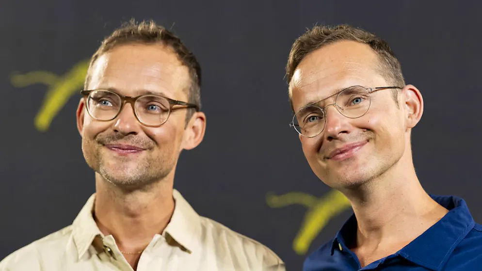 Les jumeaux Zürcher, le producteur Silvan (gauche) et le réalisateur Ramon, en août dernier au Festival du film de Locarno où ils ont présenté en première mondiale "Le moineau dans la cheminée. (archives)