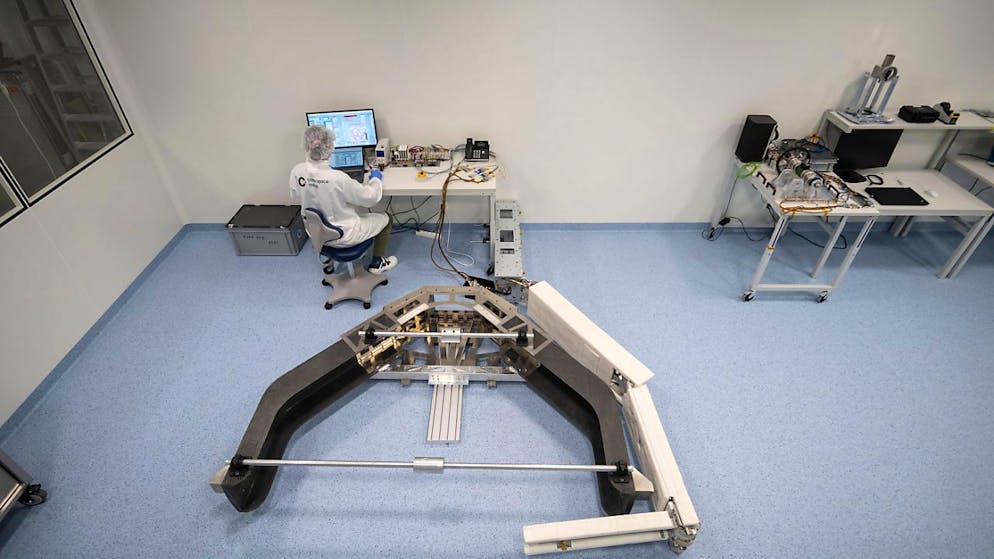 Un remorqueur spatial équipé de bras préhenseurs doit collecter les débris de missions passées en orbite terrestre.