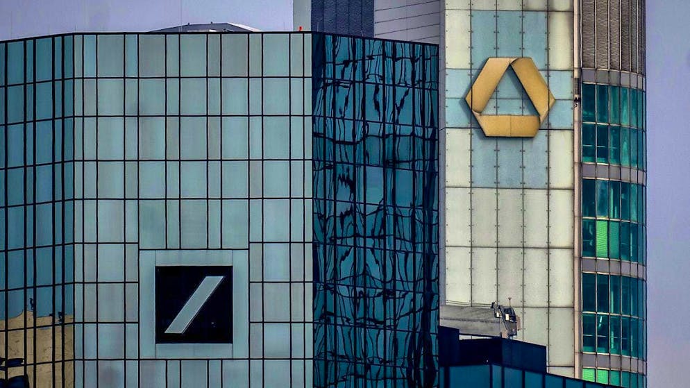 Eurozone banks have tightened their lending conditions for companies. The reason for this is higher risks. (The picture shows the headquarters of Deutsche Bank and Commerzbank in Frankfurt)