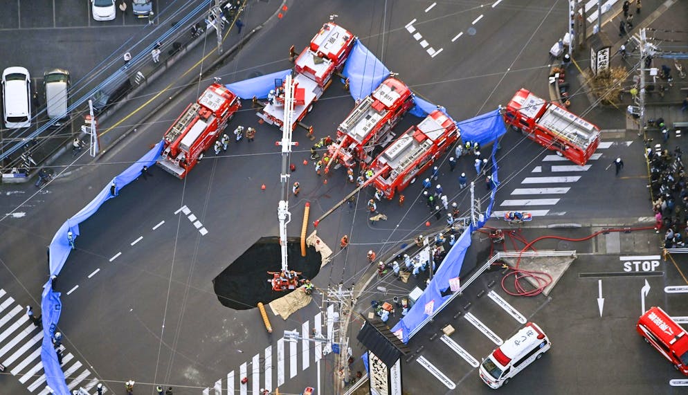 Erdloch verschluckt Lastwagen auf Kreuzung nahe Tokio - Gallery. Mitten auf einer Kreuzung brach in Japan die Strasse ein.