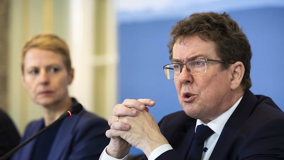 Il «ministro» dei trasporti, Albert Rösti, mentre illustra la sua strategia per lo sviluppo futuro dell'infrastruttura ferroviaria e stradale.