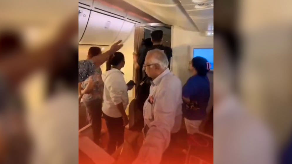 Il video diventa virale. Bloccati su un aereo per 5 ore, i passeggeri se la prendono col personale di volo