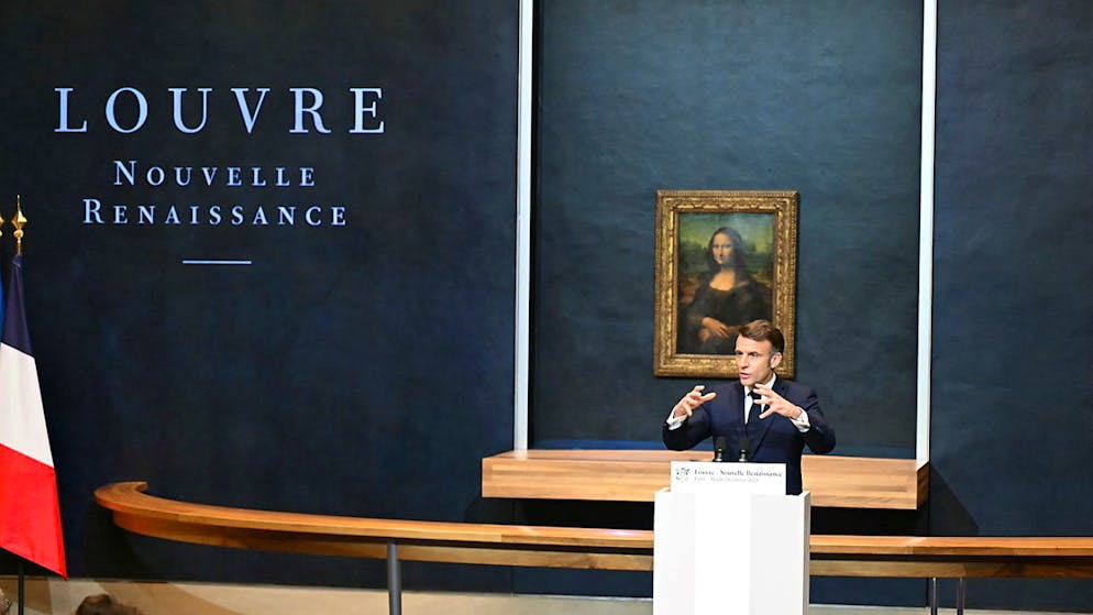 Il presidente francese Emmanuel Macron al Louvre davanti alla Mona Lisa