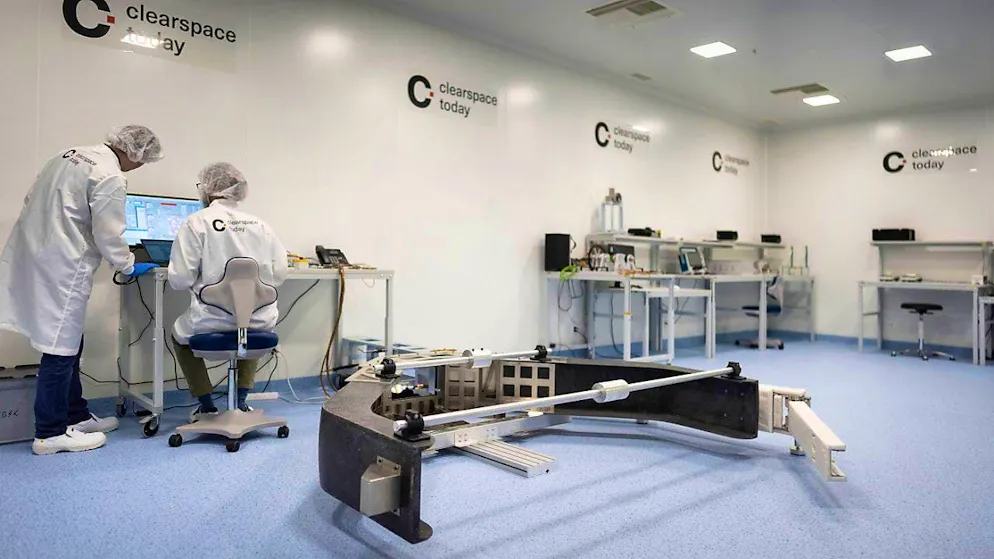 Start-up from Lausanne cleans up scrap in space - Gallery. The start-up from French-speaking Switzerland is testing a process for removing space debris.