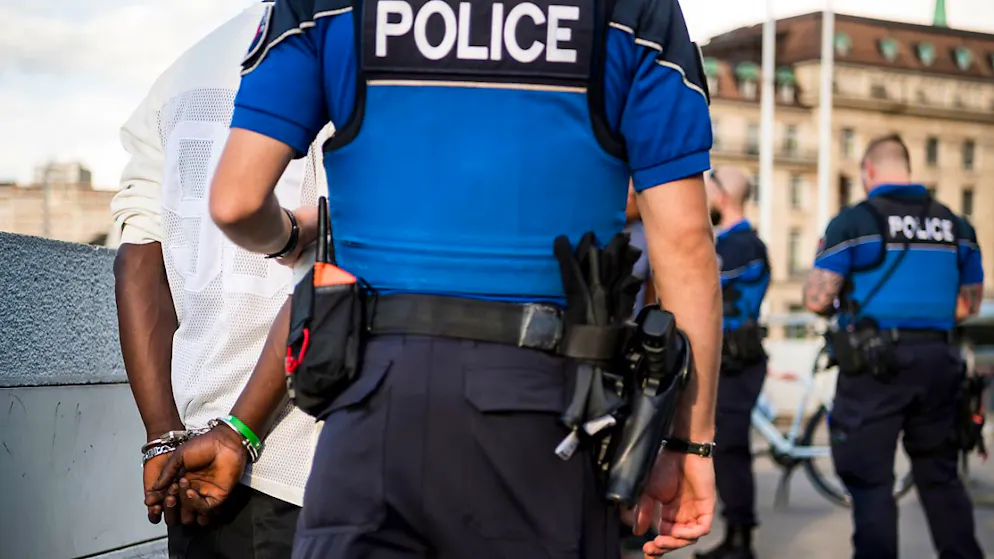 Beamte der Stadtpolizei Lausanne im Einsatz gegen Drogenkriminalität. (Archivbild)