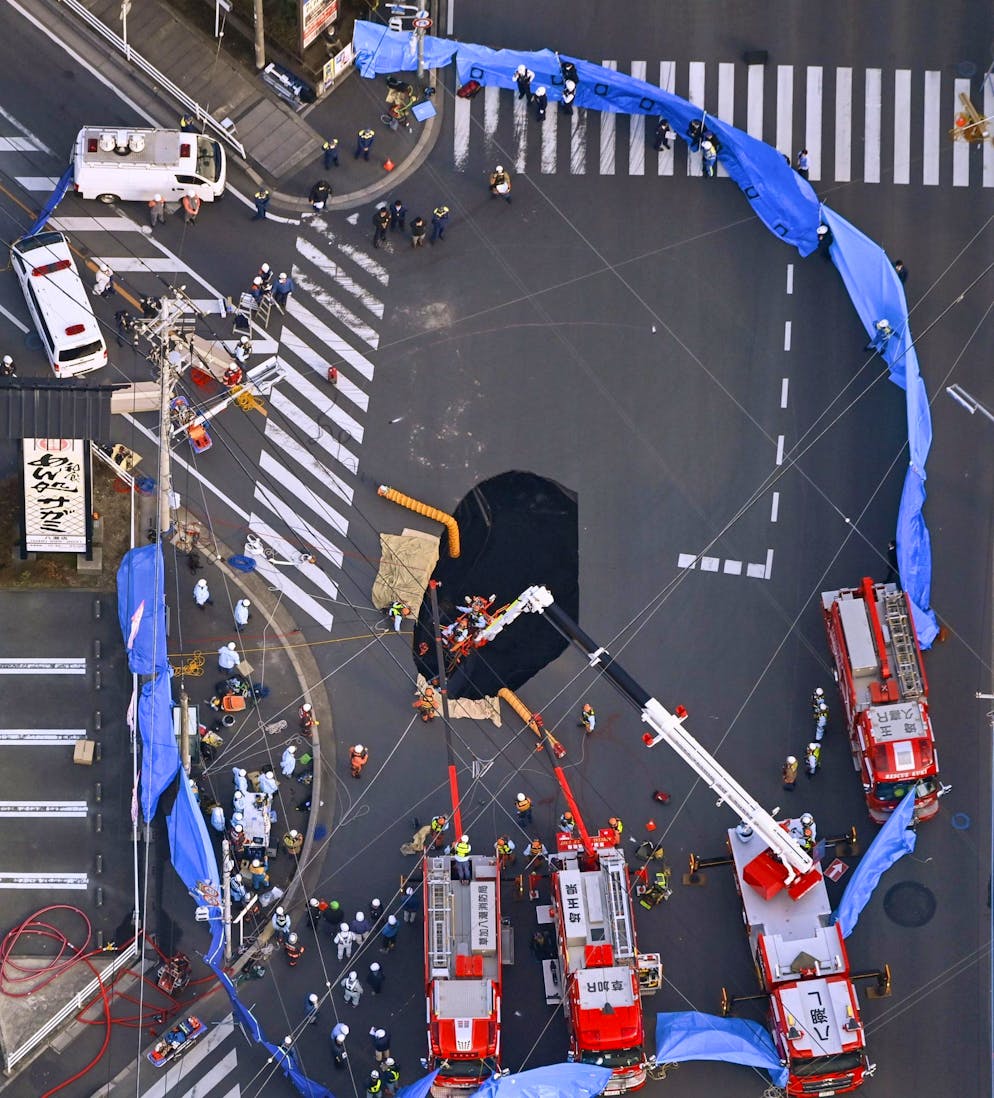 Erdloch verschluckt Lastwagen auf Kreuzung nahe Tokio - Gallery. Rettungskräfte holten einen Mann aus diesem Erdloch in Japan.