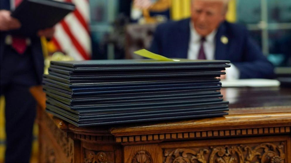 La sospensione viene spiegata con la necessità di verificare se i programmi in atto sono coerenti con i decreti esecutivi del presidente Donald Trump.