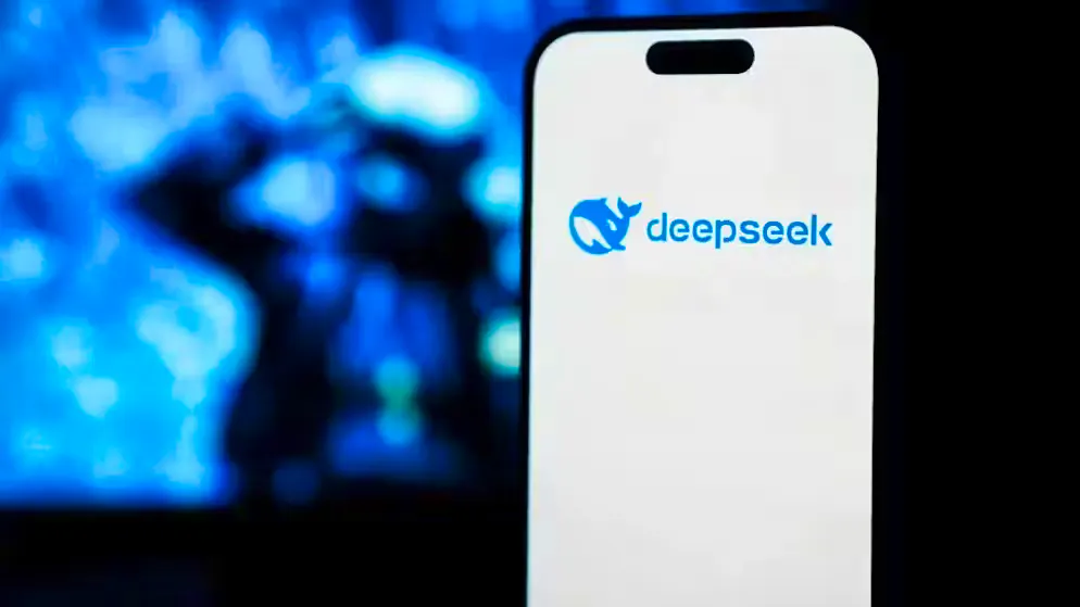 'Lapplication chinoise deepseek et son sympathique logo en forme de baleine bleue a conquis la première place de l'App Store.
