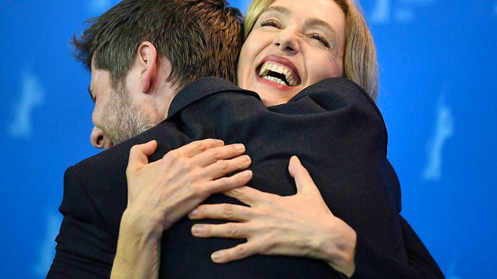 L'actrice suisse Ursina Lardi reçoit le Lion d'argent à la Biennale de théâtre de Venise 2025. Photo: avec le réalisateur vaudois Lionel Baier à la Berlinale.