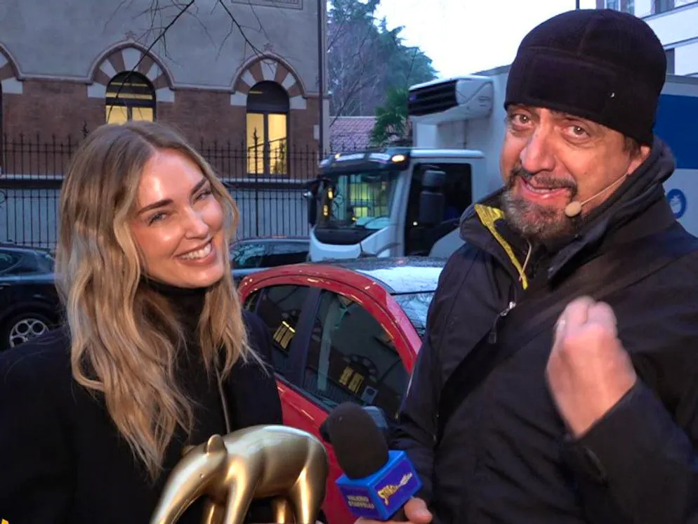 Chiara Ferragni e l'inviato di «Striscia la notizia» Valerio Staffelli.