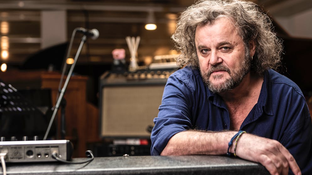 Bötschi asks Büne Huber. 