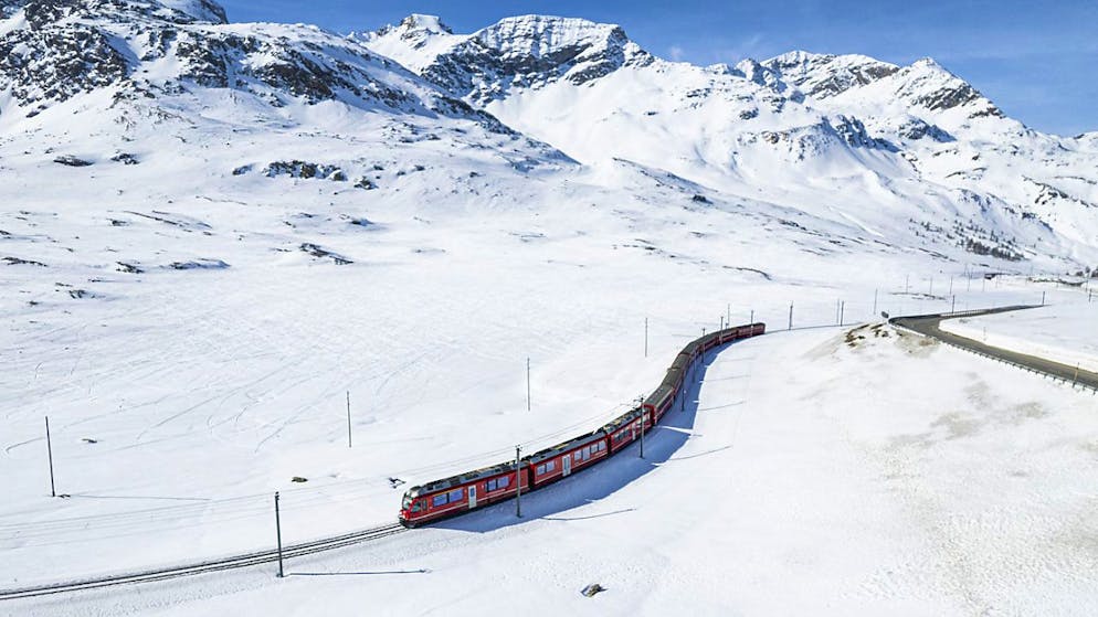 Villaggi isolati. Forti nevicate nei Grigioni, passi e collegamenti ferroviari chiusi