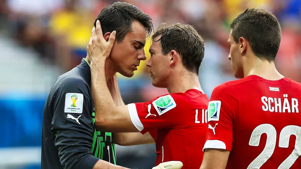 Diego Benaglio (links) und Stephan Lichtsteiner (Mitte) standen bei der WM 2014 gemeinsam für die Schweizer Nati auf dem Platz.