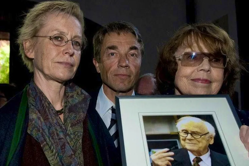Susanne von Bülow (left) at a memorial service for her father in 2011.