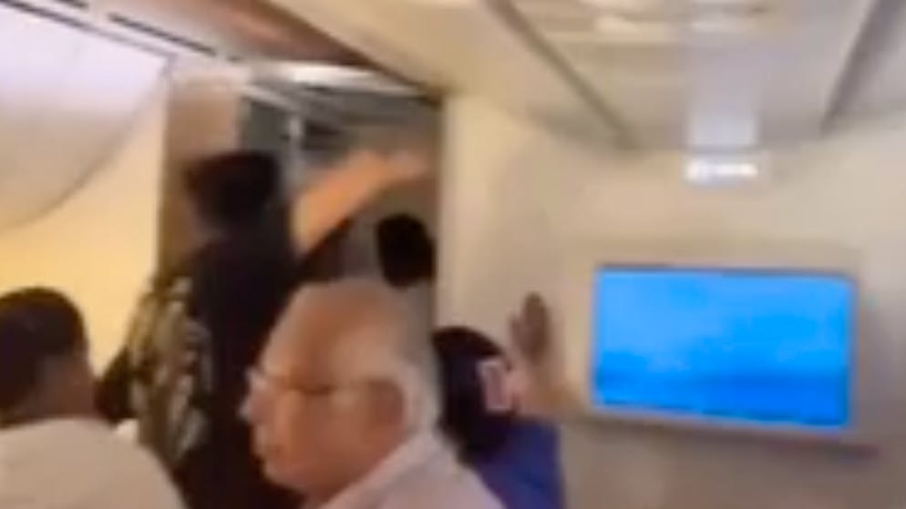 Video goes viral. Passengers are stuck on a plane for 5 hours - then the situation escalates