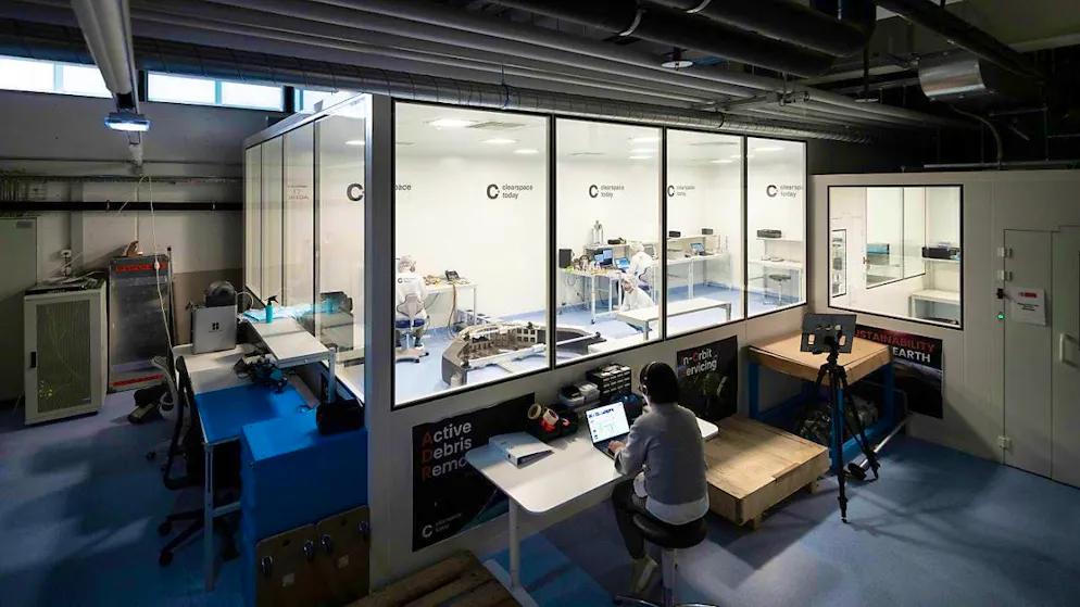 Start-up from Lausanne cleans up scrap in space - Gallery. Work on the space tug is being carried out in a controlled environment with the lowest possible contamination of particles or dust.