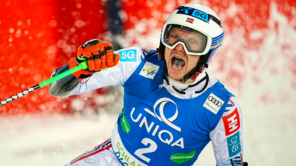 Henrik Kristoffersen lässt nach der Zieleinfahrt in Schladming Dampf ab.