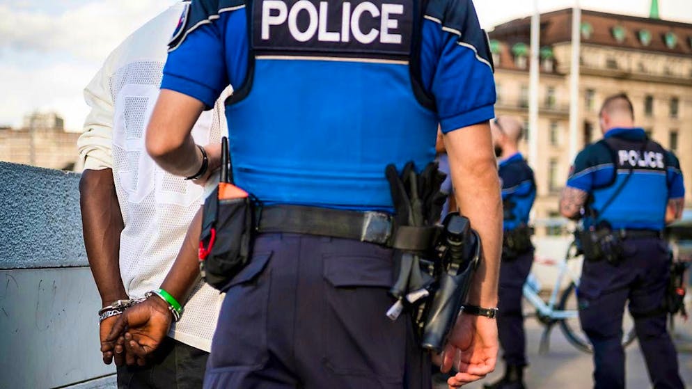 Officers of the Lausanne municipal police in action against drug-related crime. (archive picture)